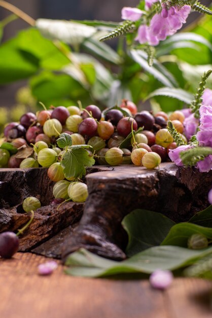 Stachelbeeren auf einer Holzoberfläche