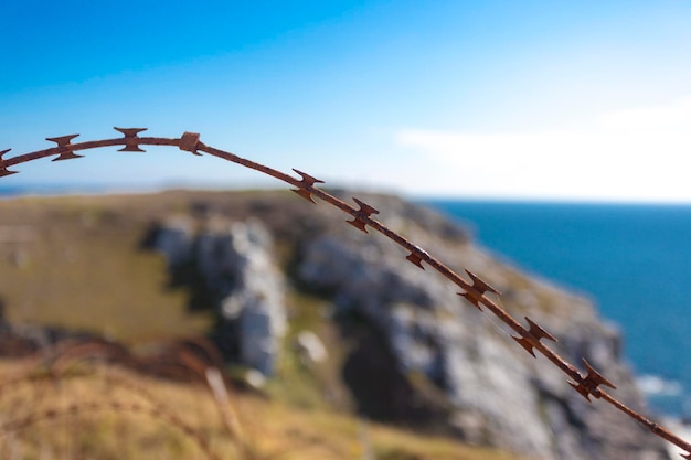 Foto stacheldraht am zaun mit atlantik