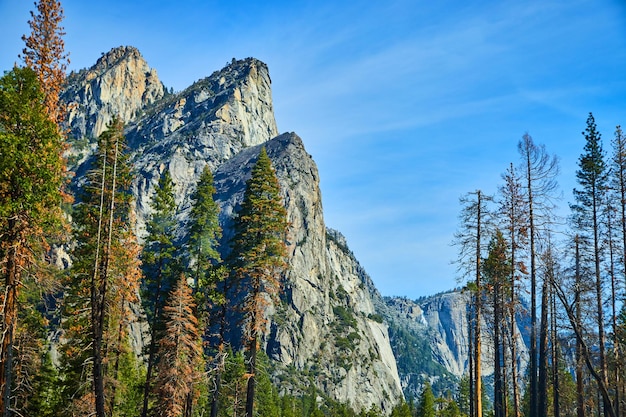 Stachelige Klippen der Berge im Yosemite National Park