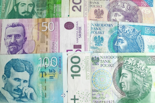 Stack de Dinar sérvio e Zloty polonês