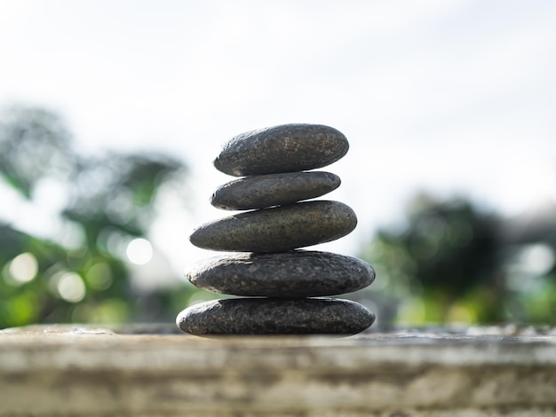 Stack Stone on Cement Wall BackgroundPyramid Rock CairnPebble SpiritualStabilityCalmMeditation Growth SymbolsHaufen Zen Design glatt für Urlaub Entspannung Natur Aromatherapie Spa Set Concept