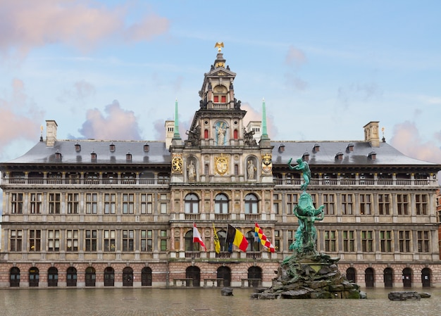 Foto stadhuis (ayuntamiento) y fuente brabo medieval, amberes, bélgica