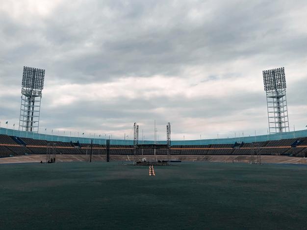 Stadion gegen bewölkten Himmel in der Stadt