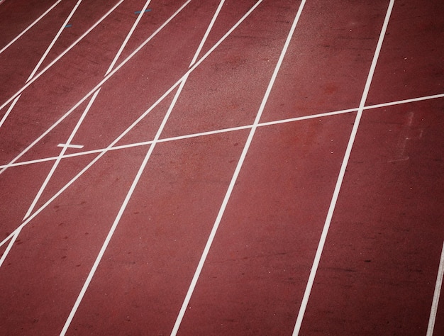 Stadion mit roten Laufbahnen