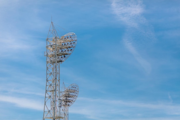 Stadionlicht gegen blauen Himmel trägt Architektur und Ausrüstung zur Schau