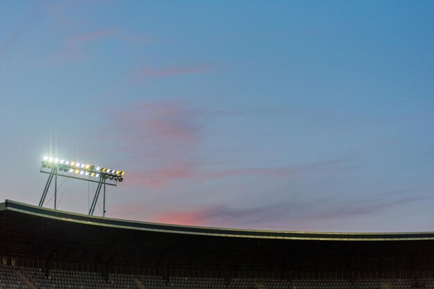 Stadionlichter gegen den blauen Himmel