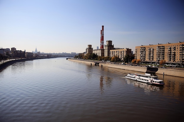 Stadt am Fluss Schiffsfabrik