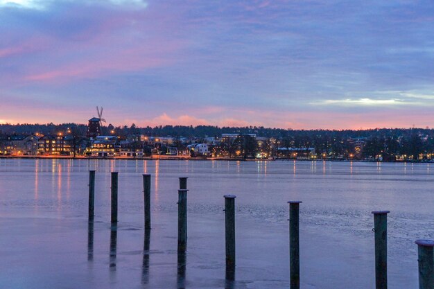 Foto stadt am ufer bei sonnenuntergang