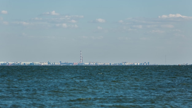 Stadt am Ufer des blauen Meeres in der Ferne