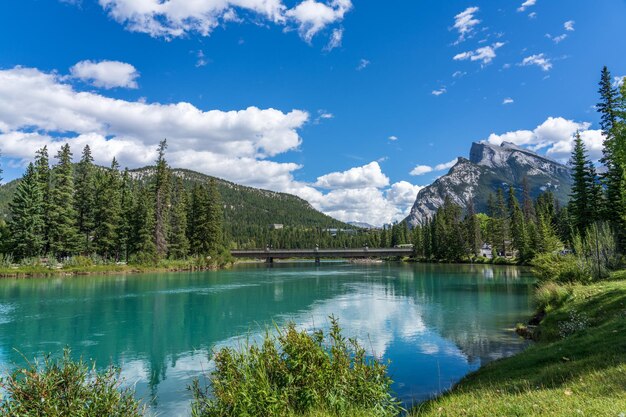 Stadt Banff Bow River Trail Landschaft im Sommer sonniger Tag Banff National Park Canadian Rockies