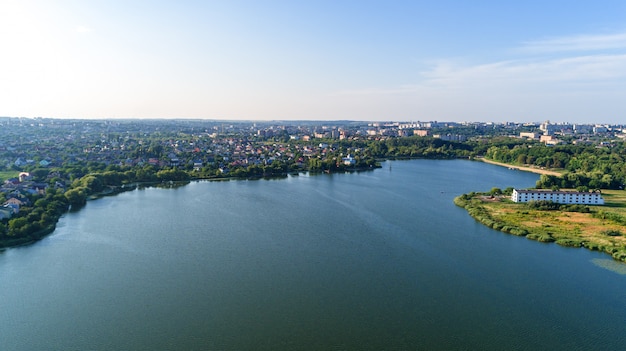 Stadt bei Sonnenuntergang von der Drohne