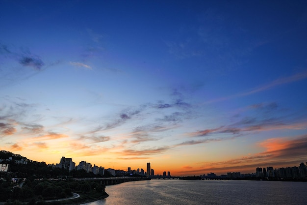Stadt beim Sonnenuntergang