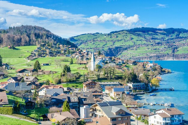 Stadt Brienz am Brienzsee bei Interlaken Schweiz mit schneebedeckten Alpen im Hintergrund