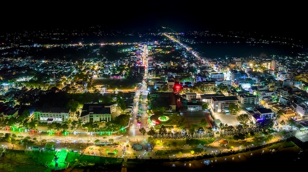 Stadt Chau Doc, An Giang, Vietnam bei Nacht, Luftbild. Dies ist eine große Stadt im Mekong-Delta,