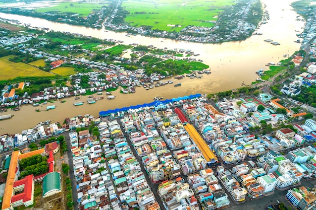 Stadt Chau Doc, Provinz An Giang, Vietnam, Luftaufnahme. Dies ist eine Stadt, die an Kambodscha grenzt