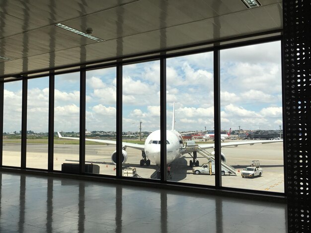 Foto stadt durch ein fenster