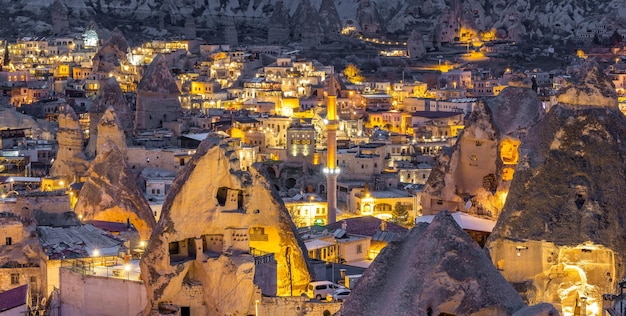 Stadt Göreme bei Nacht Berühmtes touristisches Zentrum von Ballonflügen in Kappadokien Turkiye Luftbild Nachtlicht Stadt Göreme vom Berg Nachtansicht von Göreme Kappadokien Türkei