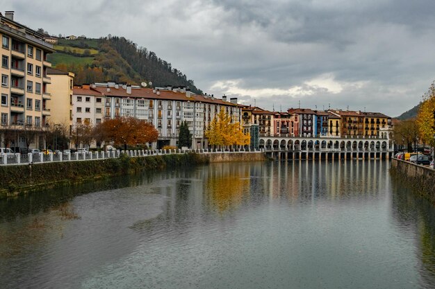 Stadt Guipuzcoa an einem bewölkten Herbsttag