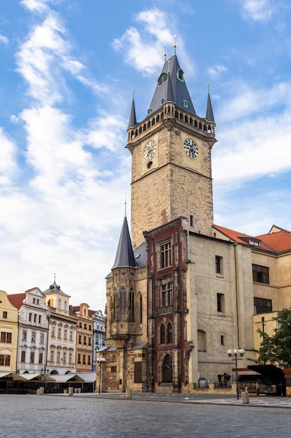 Stadt Hall Tower mit astronomischer Uhr im Quadrat der alten Stadt von Prag, Tschechische Republik.