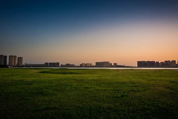 Stadt im Sonnenuntergang