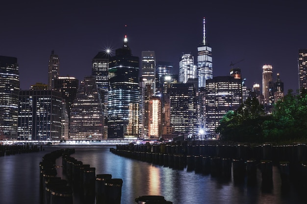 Stadt in der Nacht beleuchtet