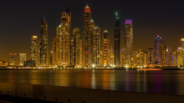 Foto stadt in der nacht beleuchtet