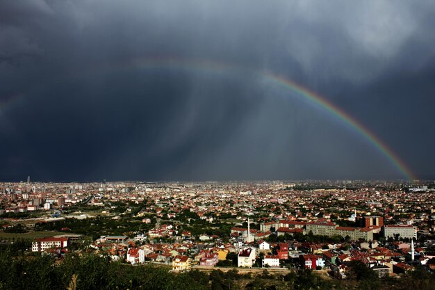 Stadt Konya und Regenbogen im Himmel Türkei