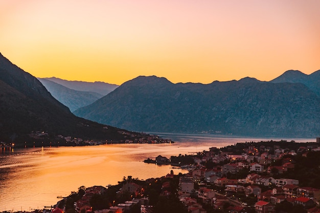 Stadt Kotor in Nachtlichtern