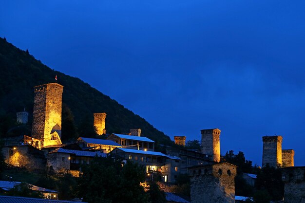 Stadt Mestia mit den berühmten mittelalterlichen Turmhäusern von Svan bei Nacht, Region Swanetien in Georgien