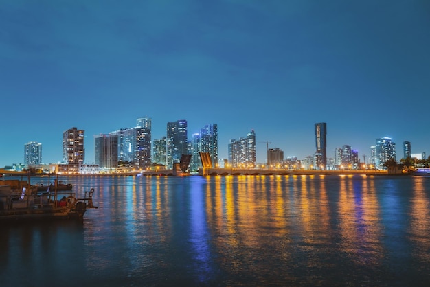 Stadt miami florida sonnenuntergangpanorama mit geschäfts- und wohngebäuden und brücke auf biscayne