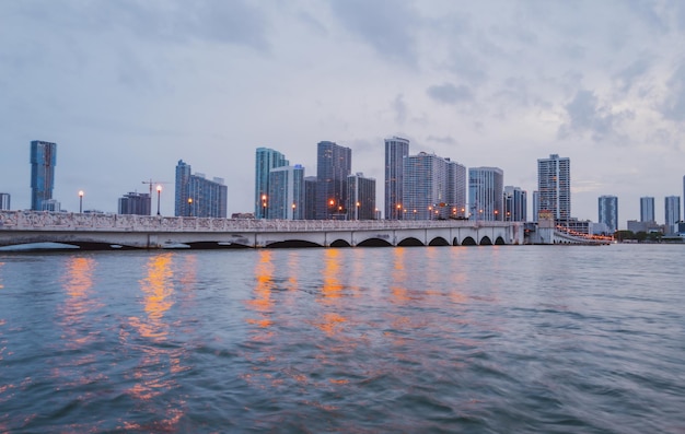 Stadt miami florida sonnenuntergangpanorama mit geschäfts- und wohngebäuden und brücke auf biscayne