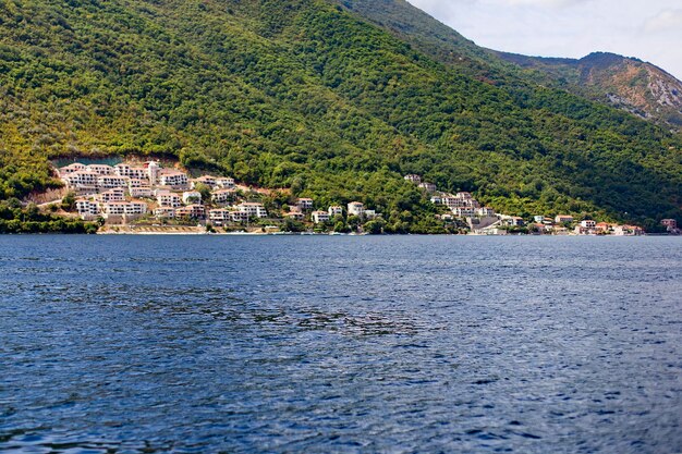 Stadt mit roten Dächern an der Meeresküste