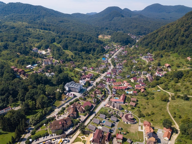 Stadt mitten in den Bergen von einer Drohne aus