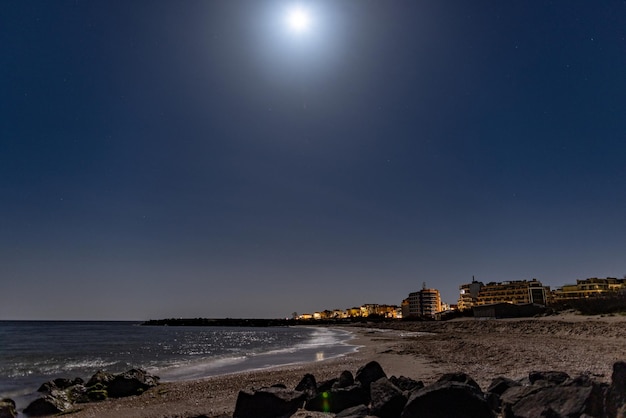 Stadt Pomorie mit Lichtern und Hotels vor dem Hintergrund des Nachthimmels und des Schwarzen Meeres in Bulgarien