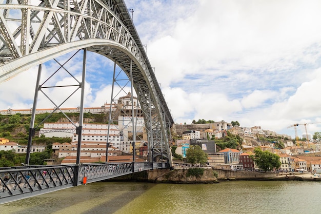 Foto stadt porto mit blick auf den fluss douro und barta, die den fluss überquert