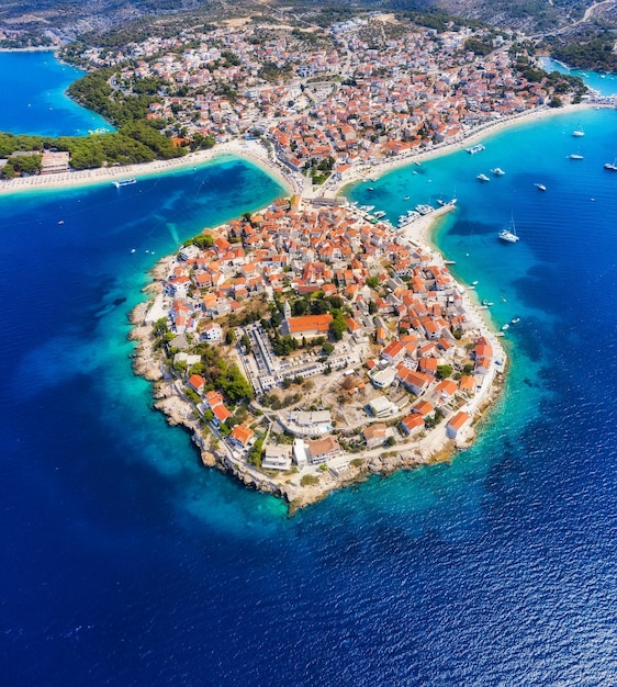 Stadt Primosten Kroatien Blick auf die Stadt aus der Luft Meereslandschaft mit Strand und Altstadt Blick von der Drohne auf die Halbinsel mit Häusern Landschaft bei Sonnenuntergang Reisebild