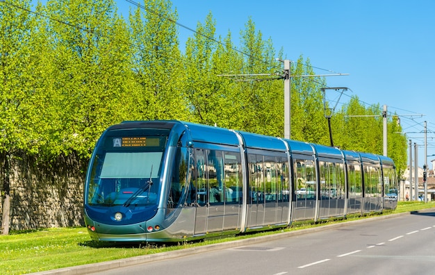 Stadt Straßenbahn auf einer Straße von Bordeaux - Frankreich, Gironde