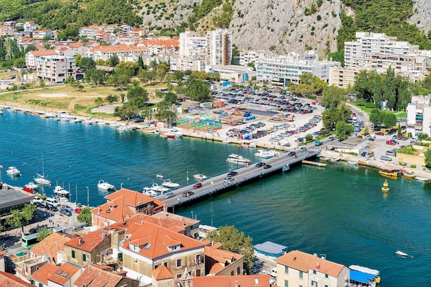 Stadt und Fluss Cetina münden in die Adria in Omis, Kroatien