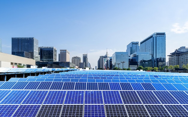 Stadt und Photovoltaikanlage kombiniert mit Landschaft