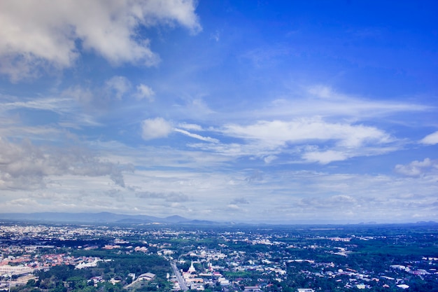 Stadt unter dem blauen Himmel.