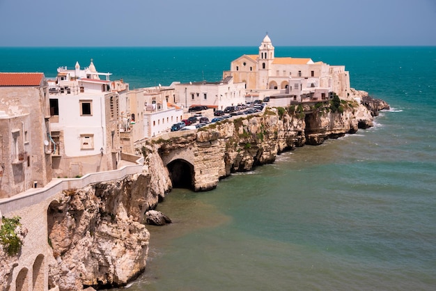 Stadt Vieste an der Küste in Süditalien im Sommer