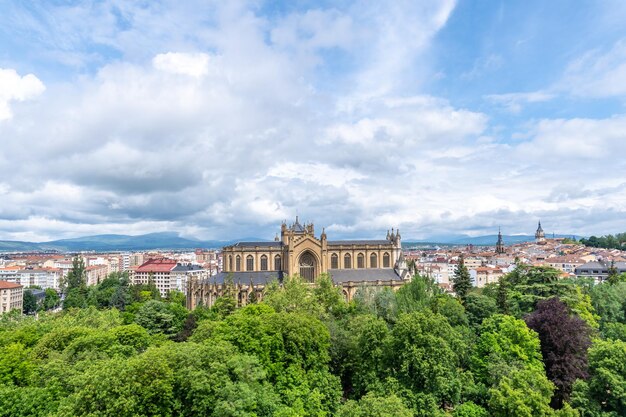 Stadt VitoriaGasteiz Luftaufnahme von La Florida und der Kathedrale von Mary Immaculate Araba