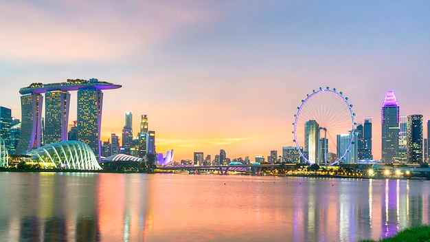 Foto stadt von singapur mit der modernen turmgebäudebeleuchtung auf der dämmerung bunt im wasserfluß