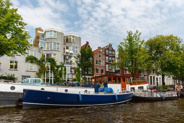 Stadtansicht der Amsterdamer Grachten und typischen Häuser Holland Nethe