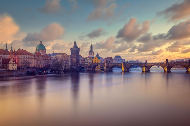 Stadtansicht der Karlsbrücke in Langzeitbelichtung mit schönem Himmel Prag