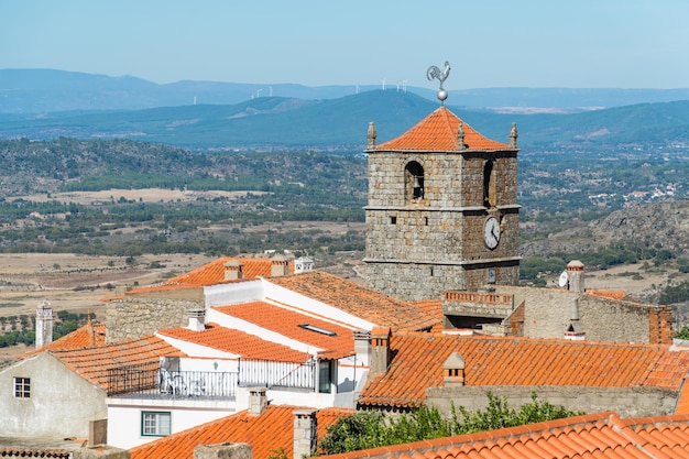 Stadtansicht des Dorfes Monsanto Portugal Blick auf eine Hauptkapelle und Häuser mit roten Ziegeldächern