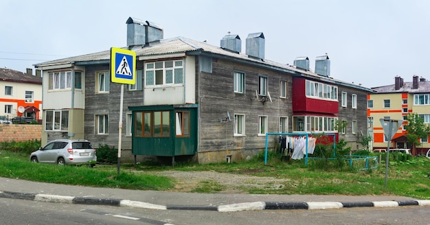 Stadtansicht des Dorfes YuzhnoKurilsk auf der Insel Kunaschir