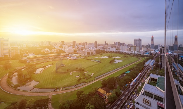 Stadtansicht des grünen Stadionfeldes des Reiters im Bangkok Sports Club.