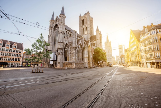 Stadtansicht mit St.-Nikolaus-Kirche während des Morgens in der Altstadt von Gent, Belgien