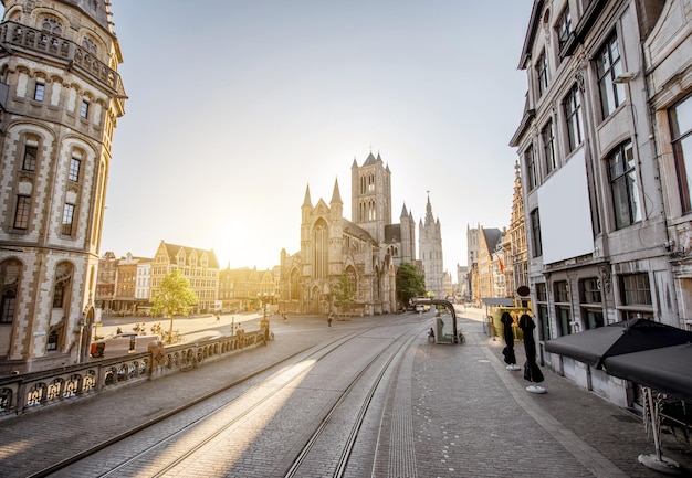 Stadtansicht mit St.-Nikolaus-Kirche während des Morgens in der Altstadt von Gent, Belgien